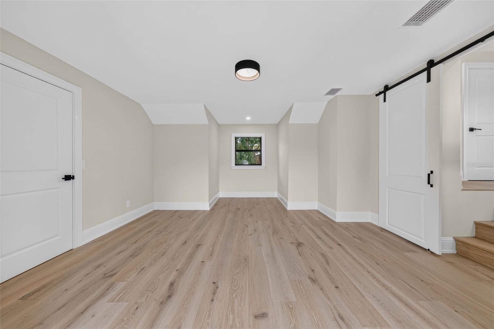 656 TROPICAL CIR