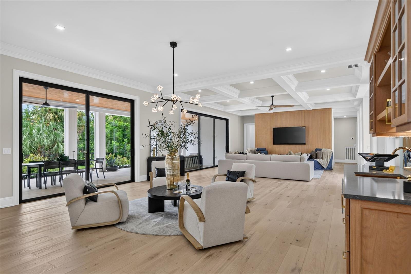 656 TROPICAL CIR