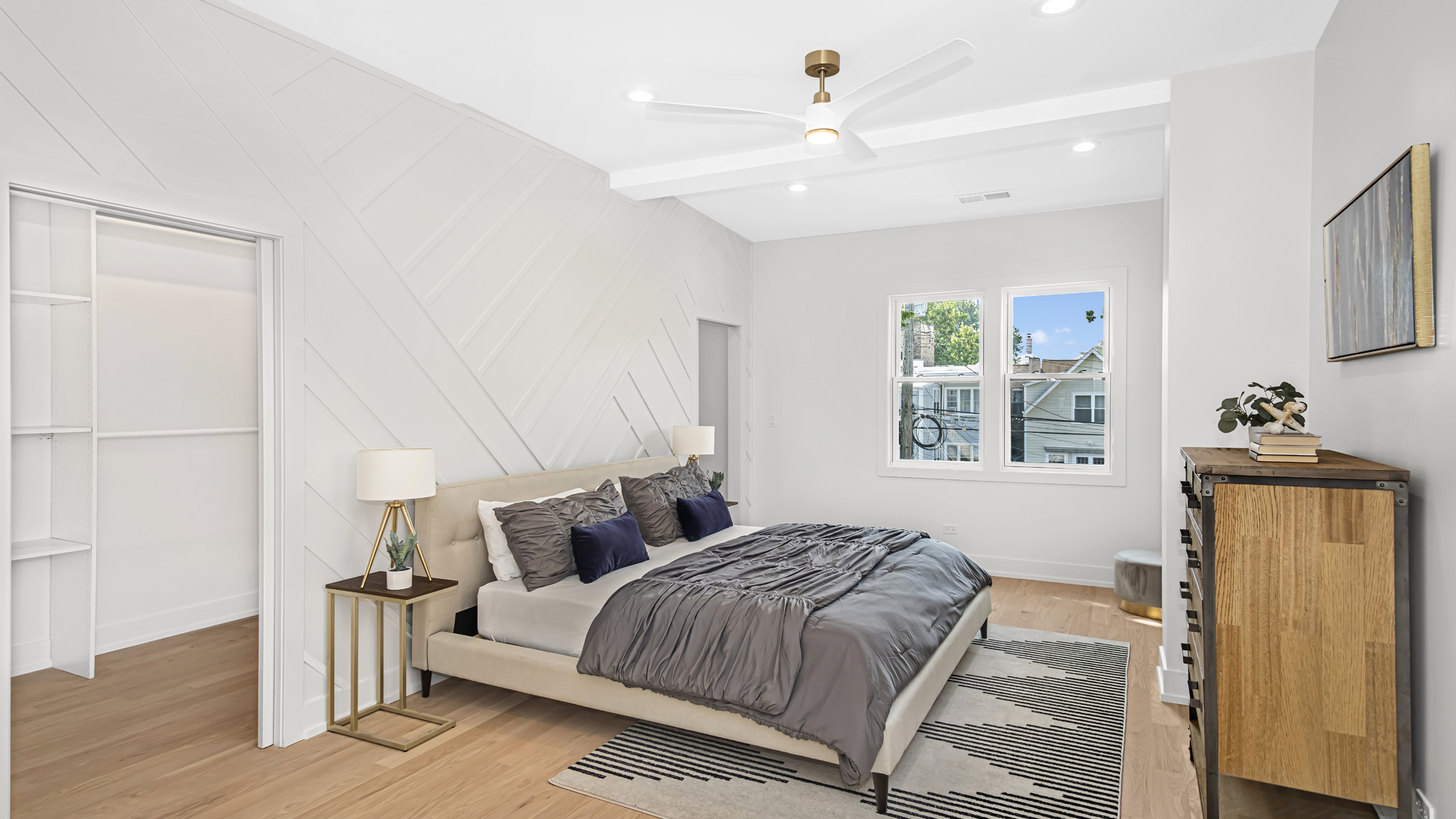 1915 W Balmoral Avenue