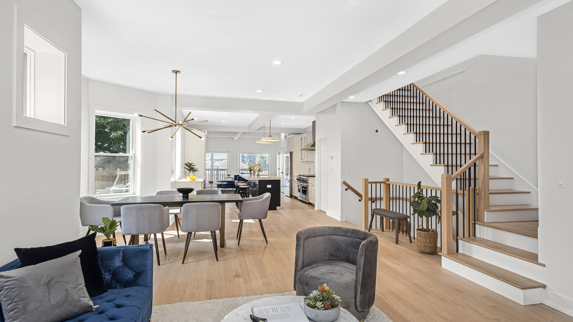 1915 W Balmoral Avenue