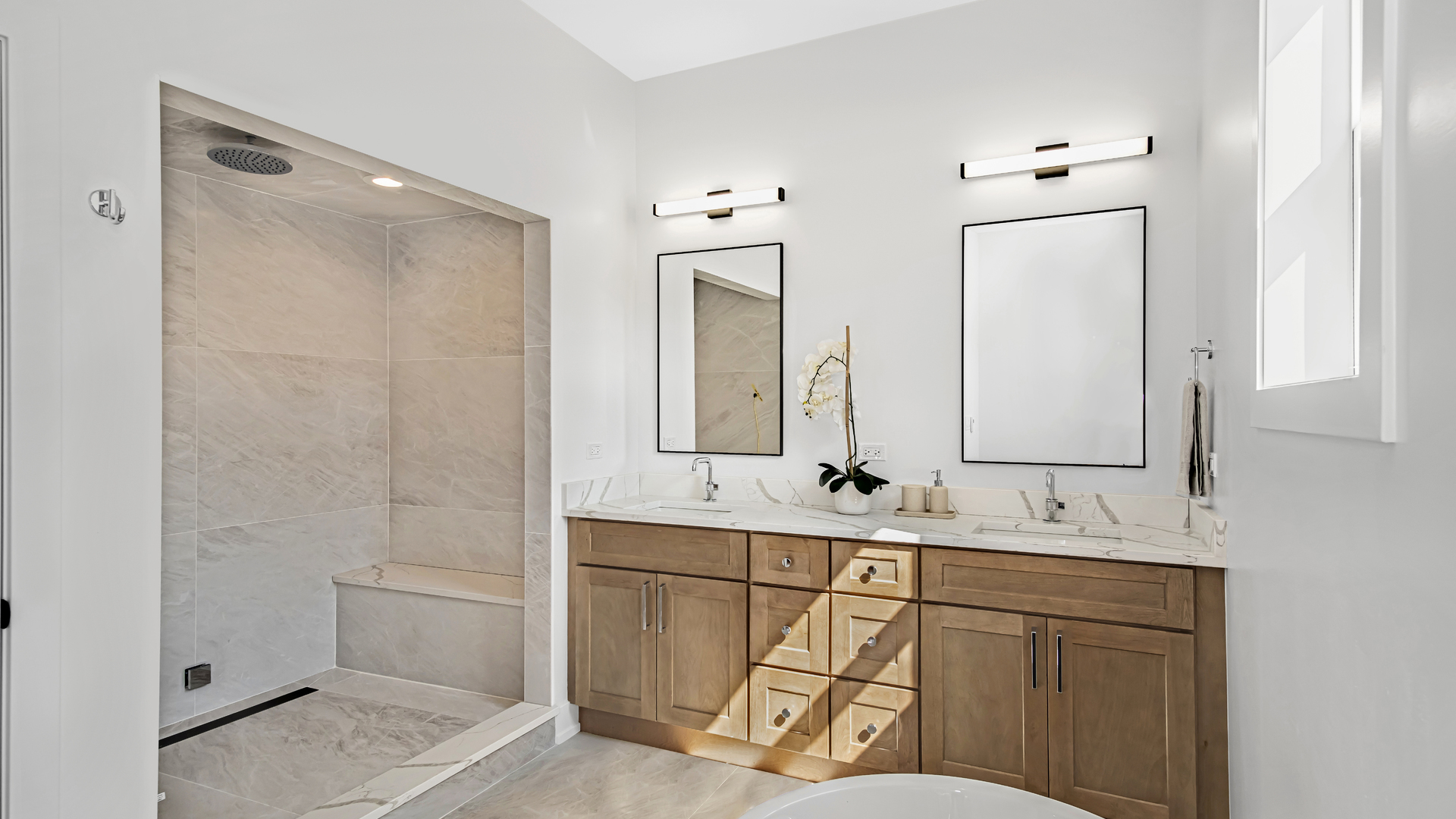 1915 W Balmoral Avenue