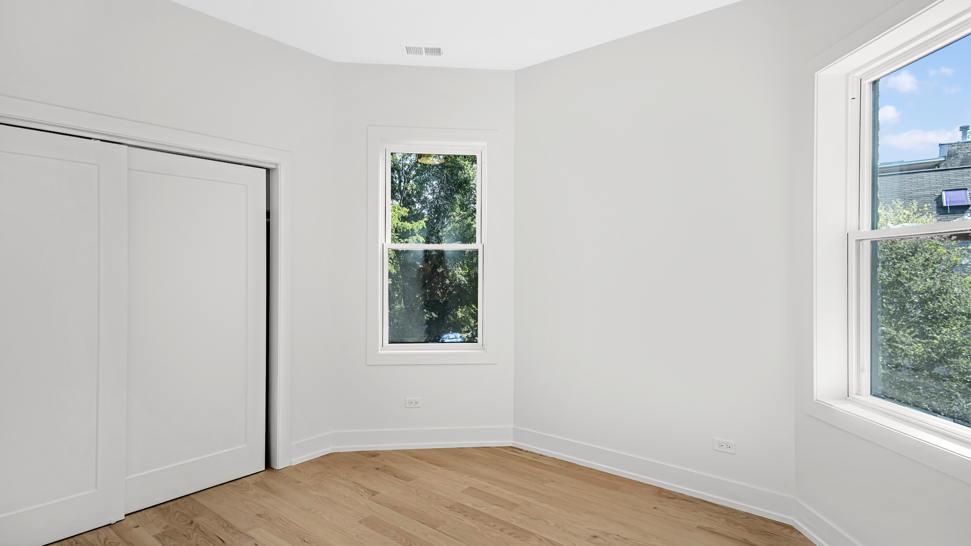 1915 W Balmoral Avenue