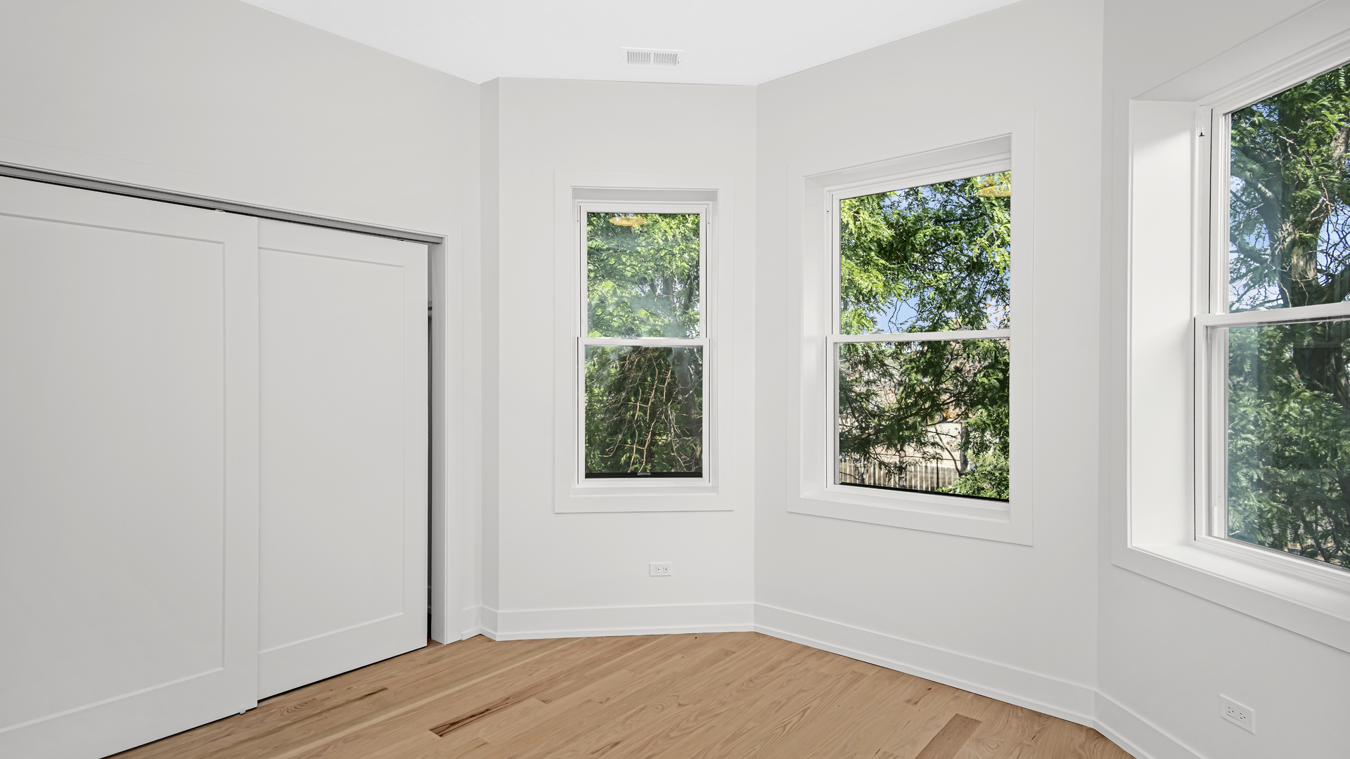 1915 W Balmoral Avenue