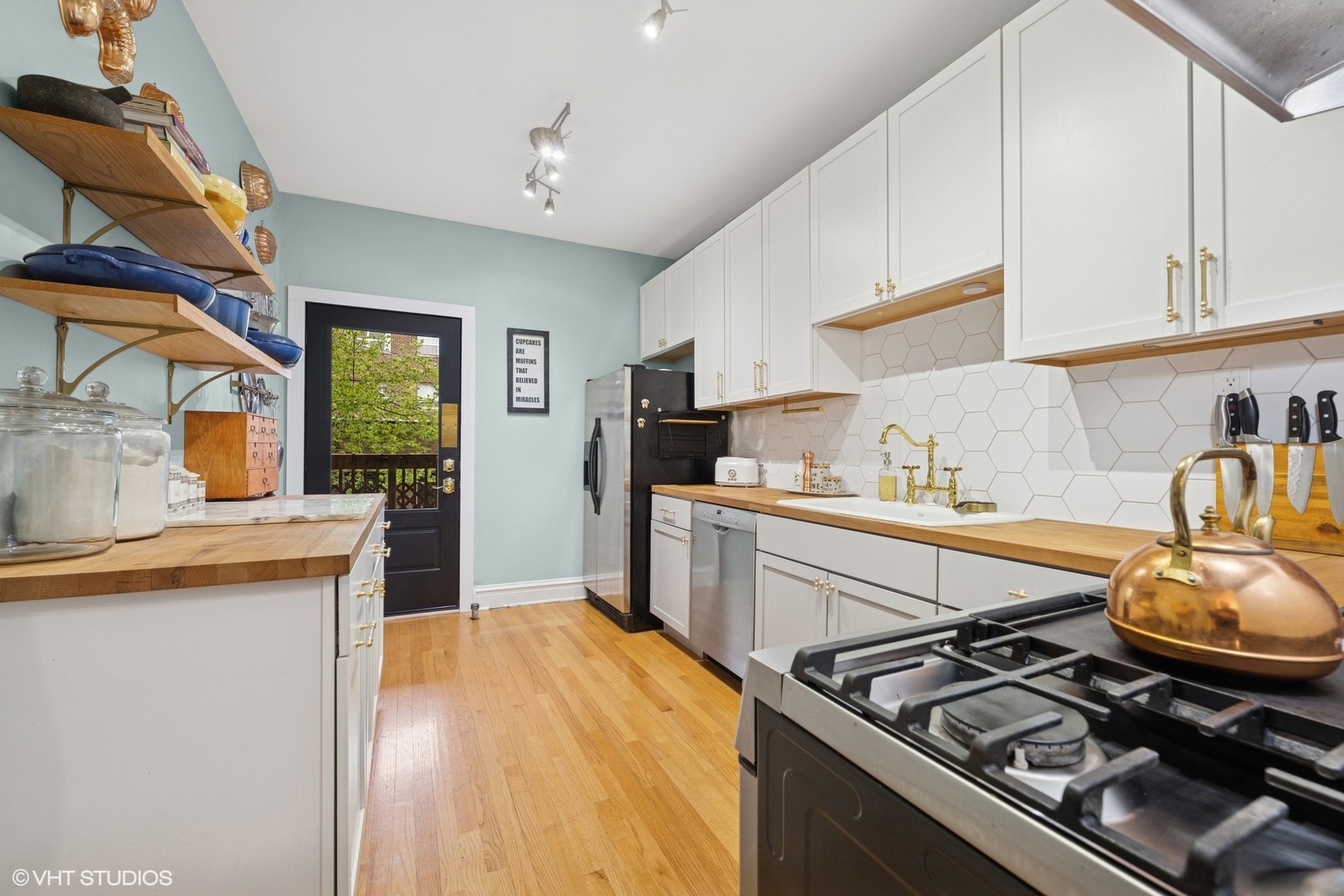 823 W Gunnison Street Unit: 1E