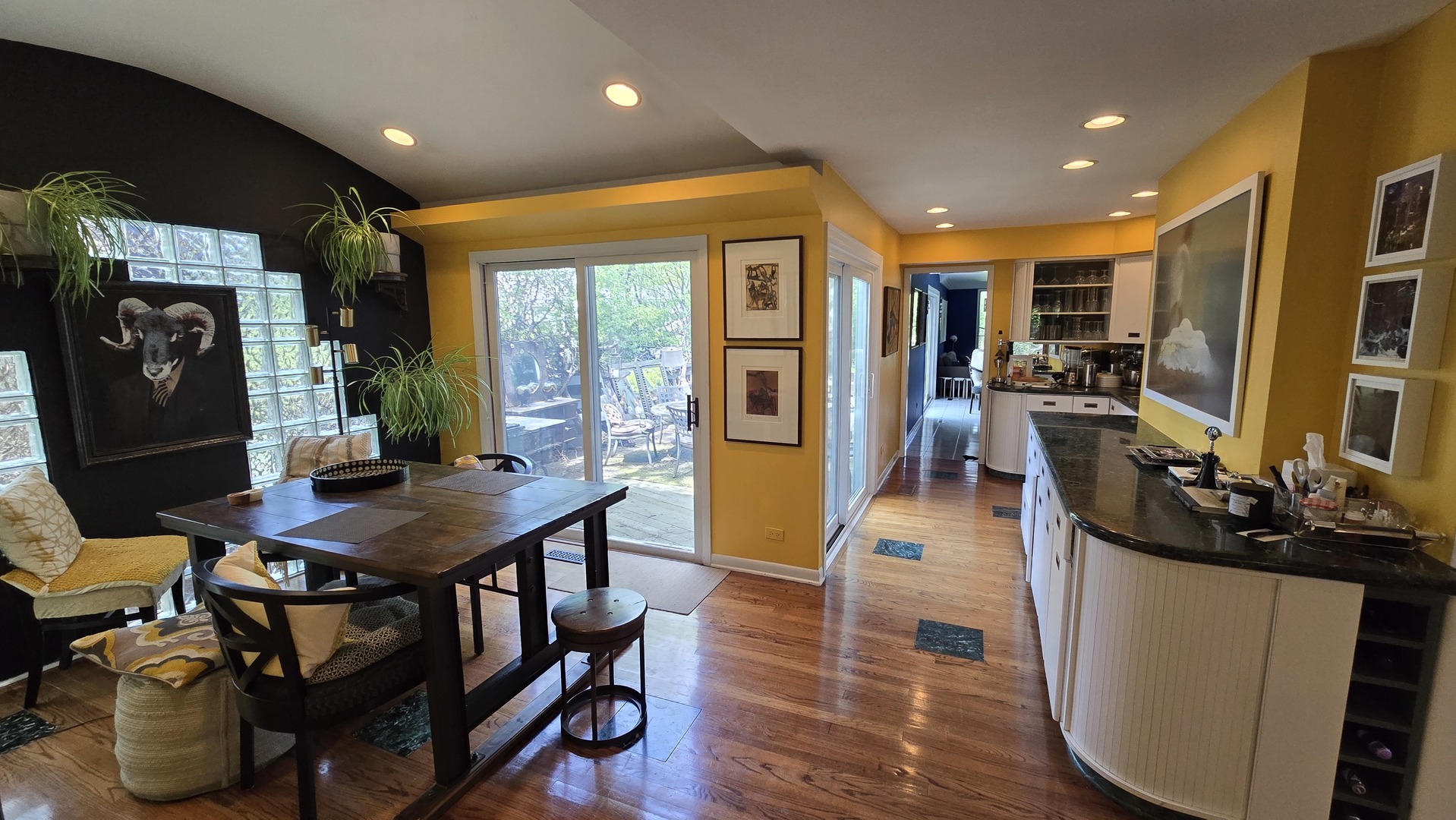 1043 RIDGEWOOD Drive