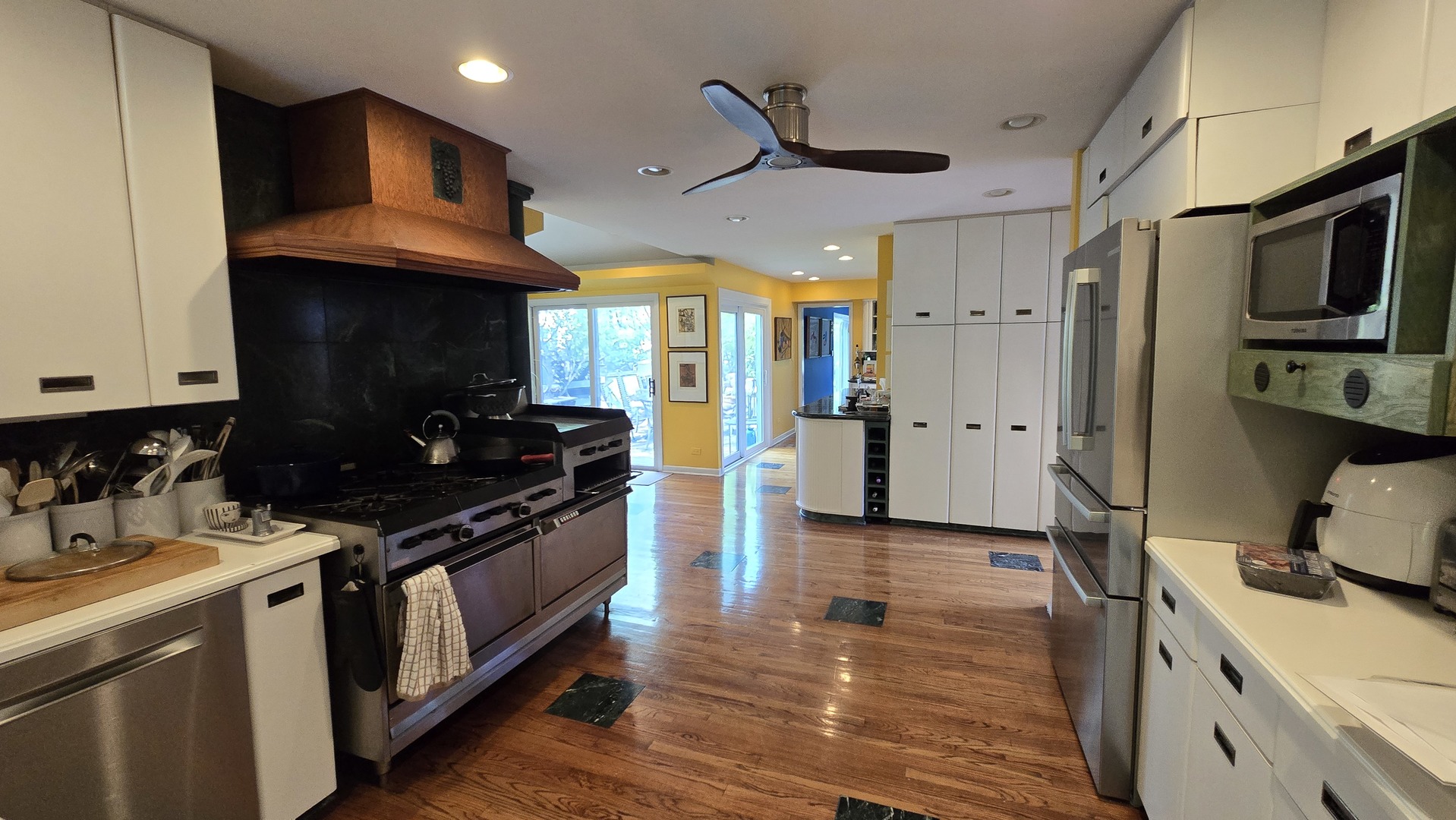 1043 RIDGEWOOD Drive