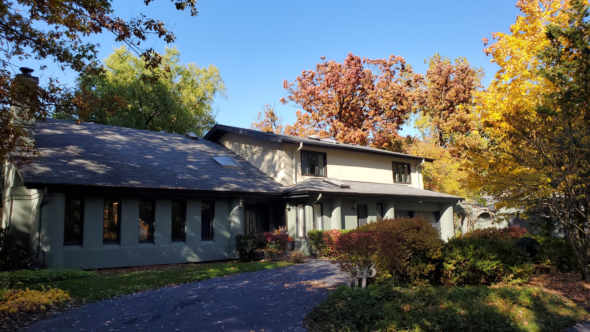 1043 RIDGEWOOD Drive