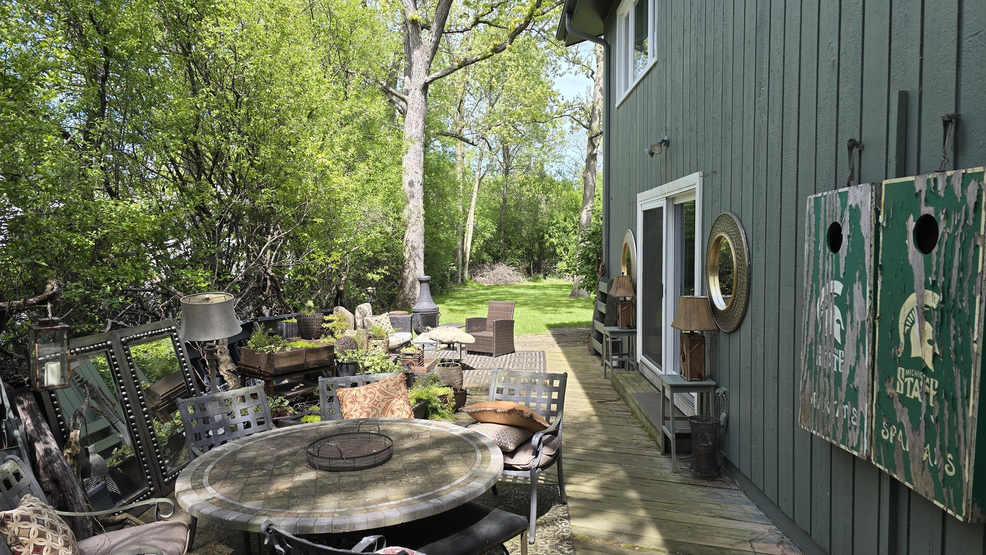 1043 RIDGEWOOD Drive