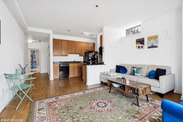 8 W Monroe Street Unit: 2010