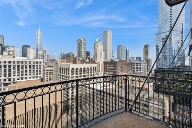 8 W Monroe Street Unit: 2010