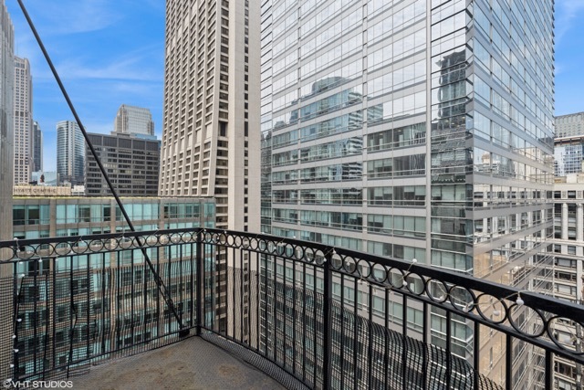 8 W Monroe Street Unit: 2010