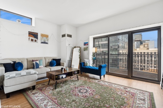 8 W Monroe Street Unit: 2010