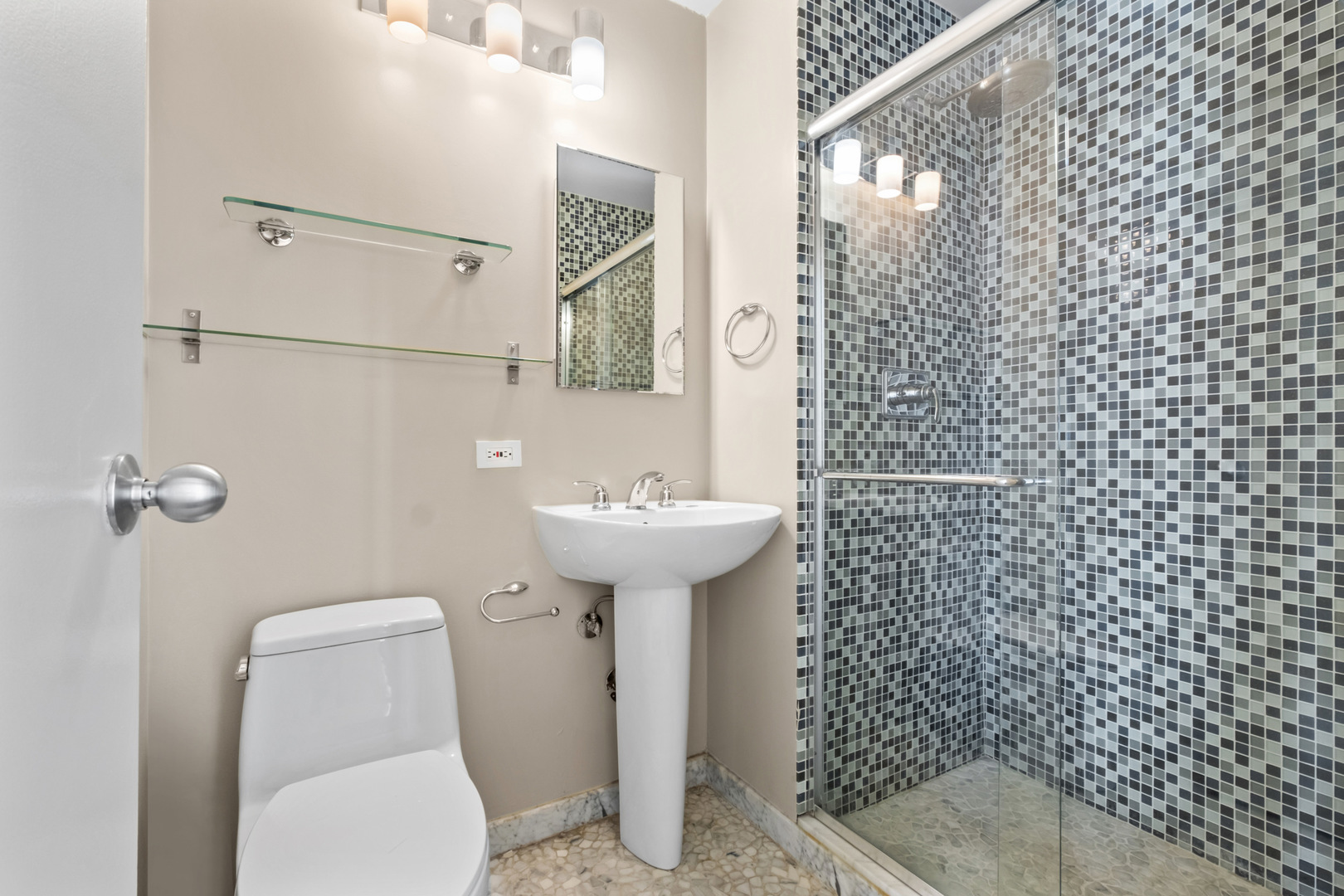 4343 N Clarendon Avenue Unit: 717