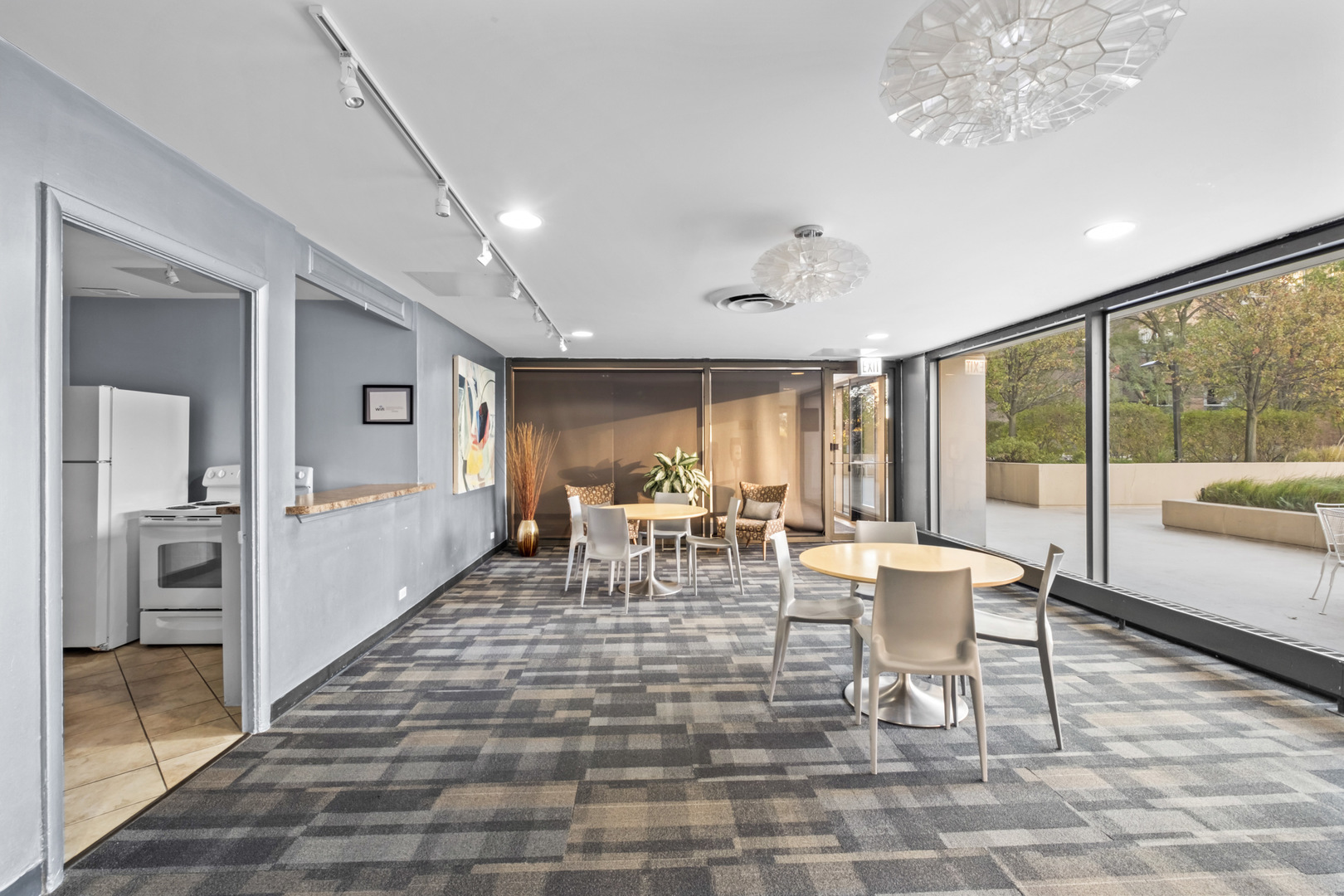 4343 N Clarendon Avenue Unit: 717