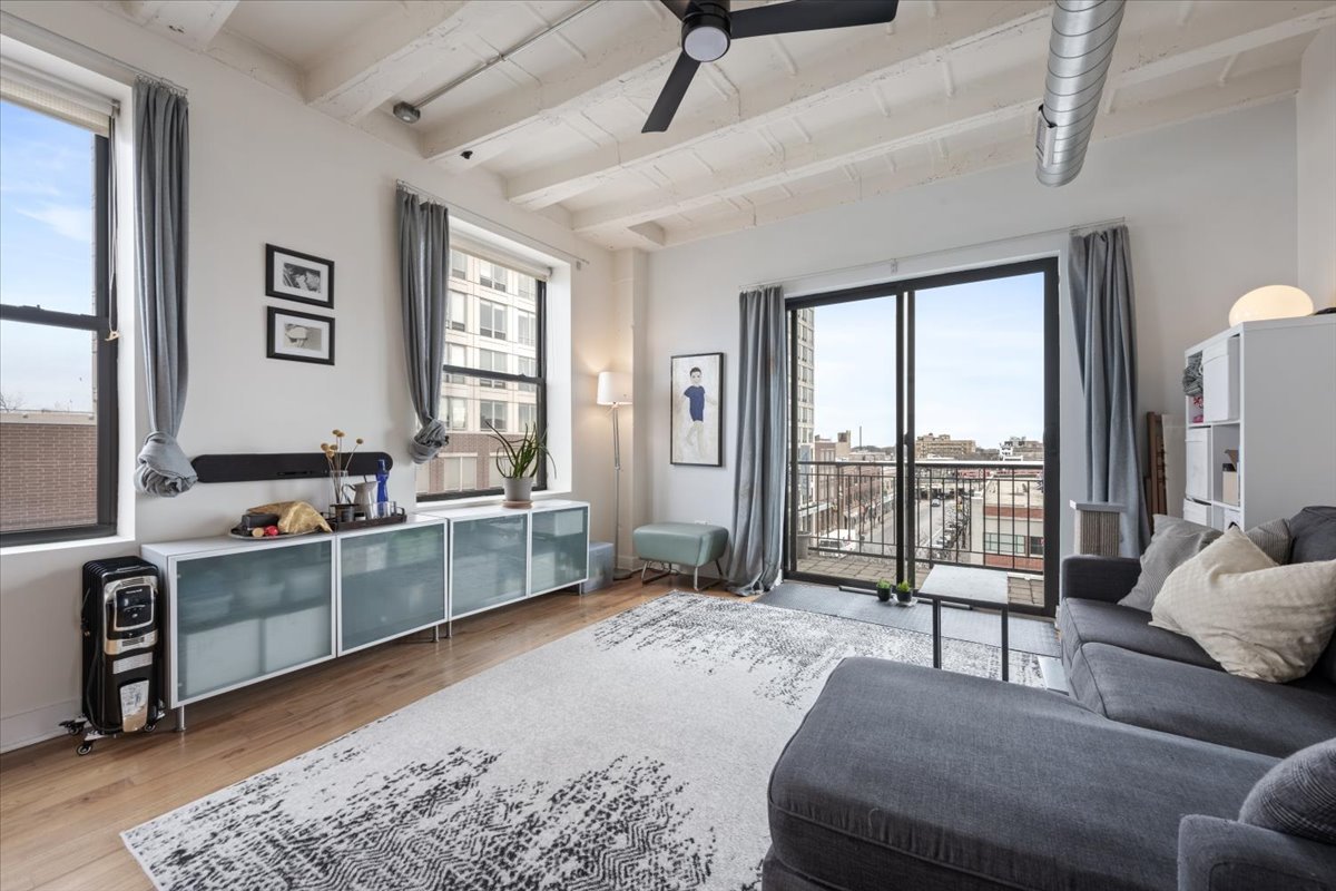 1791 W Howard Street Unit: 405