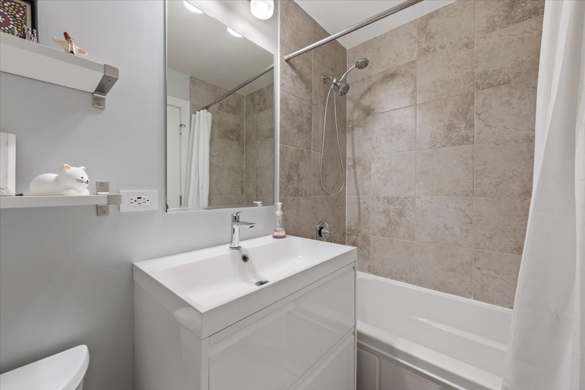 1791 W Howard Street Unit: 405