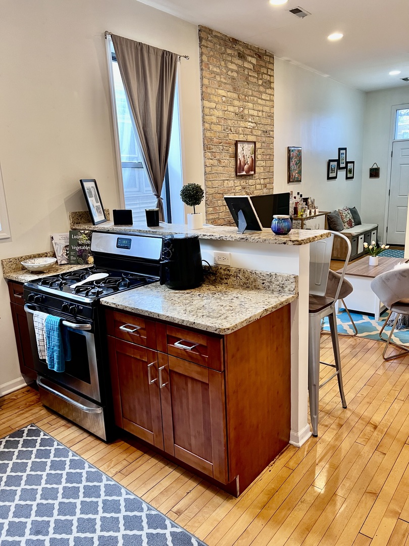 1421 W HURON Street Unit: 2R