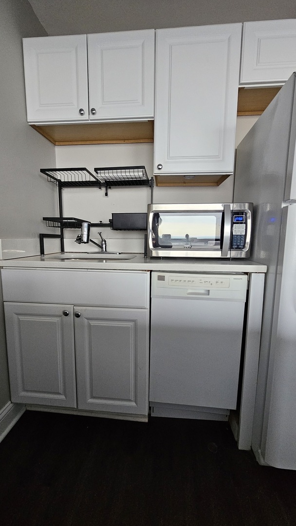 4343 N Clarendon Avenue Unit: 2210
