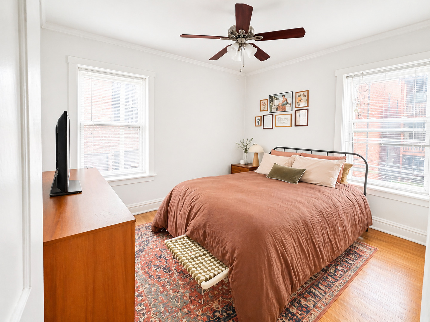 654.5 W Oakdale Avenue Unit: 2W