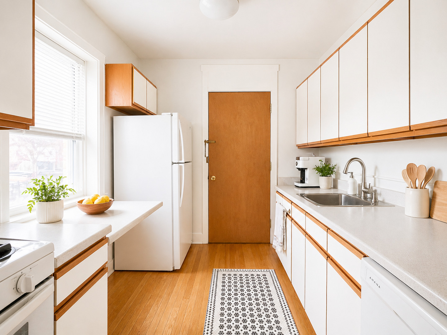 654.5 W Oakdale Avenue Unit: 2W