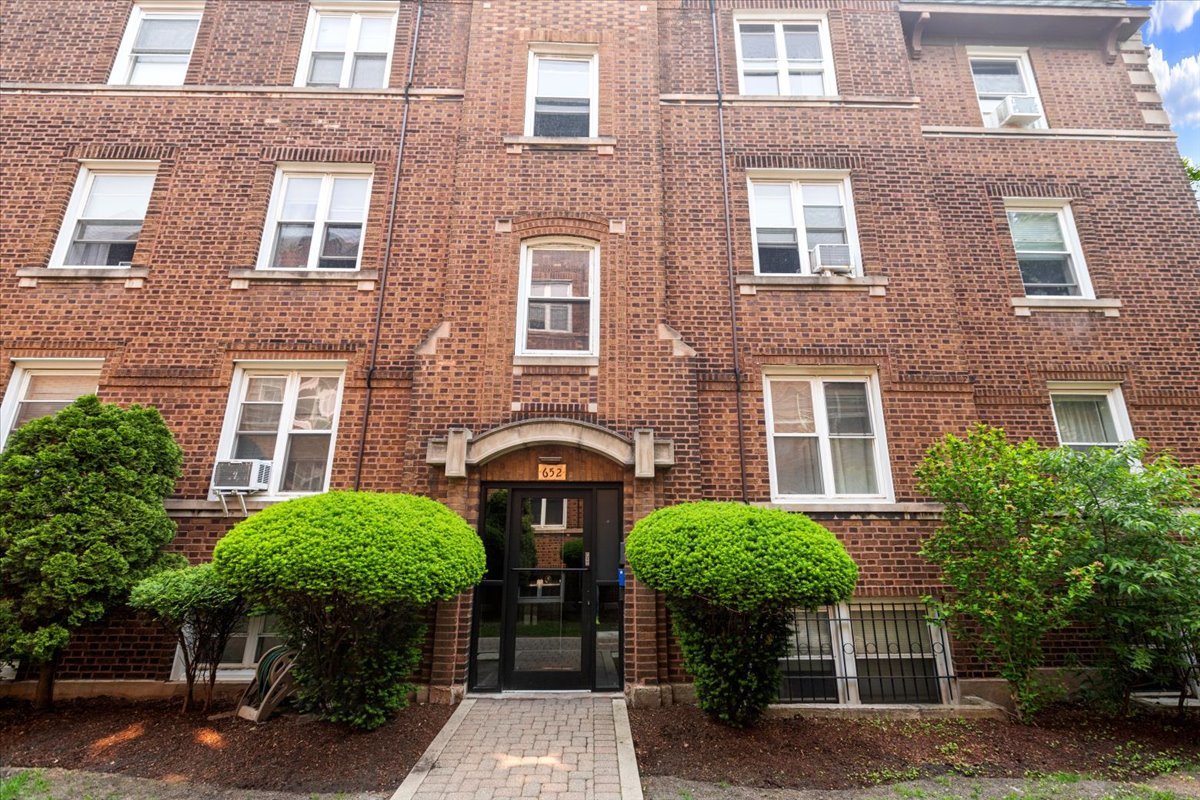 654.5 W Oakdale Avenue Unit: 2W