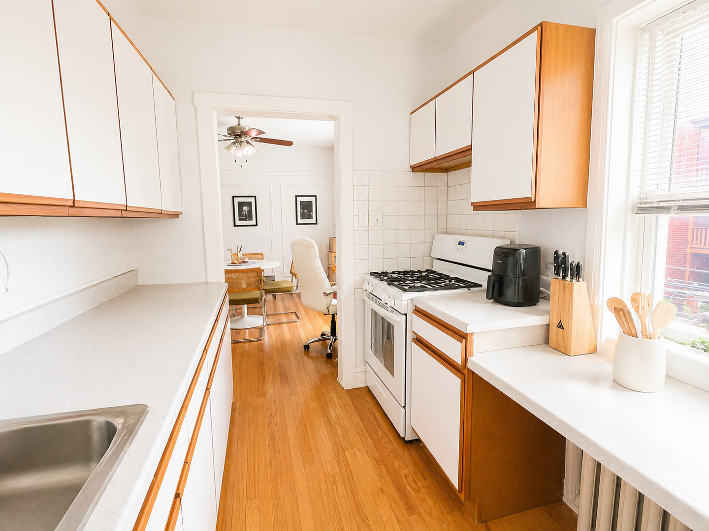 654.5 W Oakdale Avenue Unit: 2W