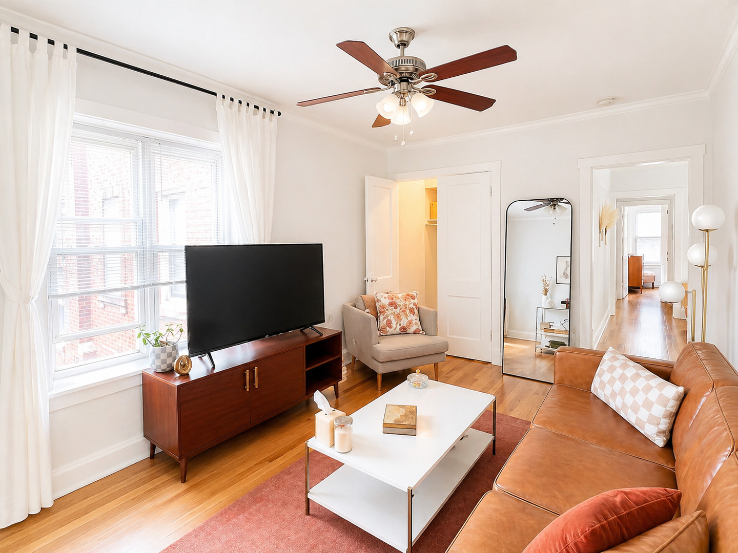 654.5 W Oakdale Avenue Unit: 2W