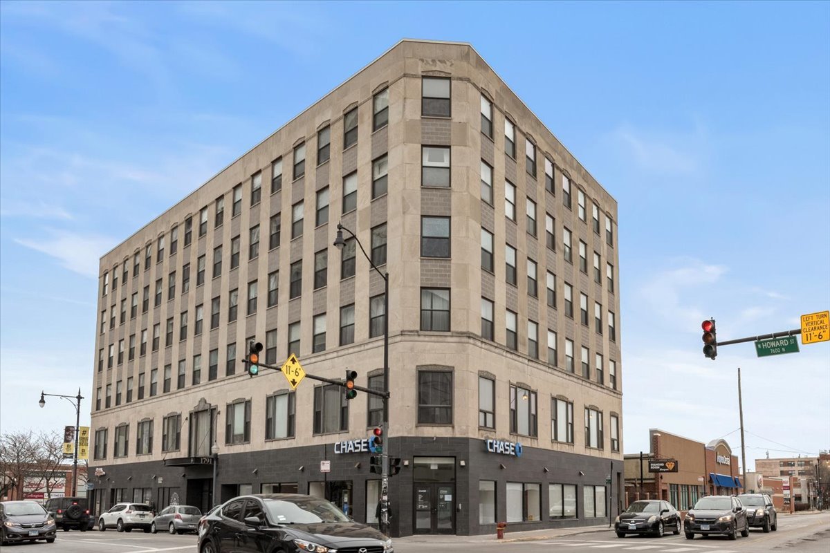 1791 W Howard Street Unit: 405