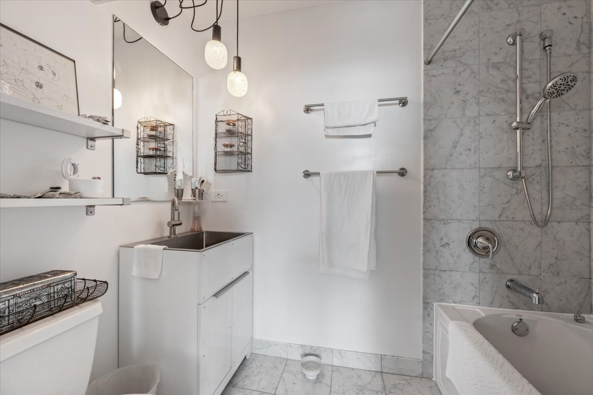 1791 W Howard Street Unit: 405
