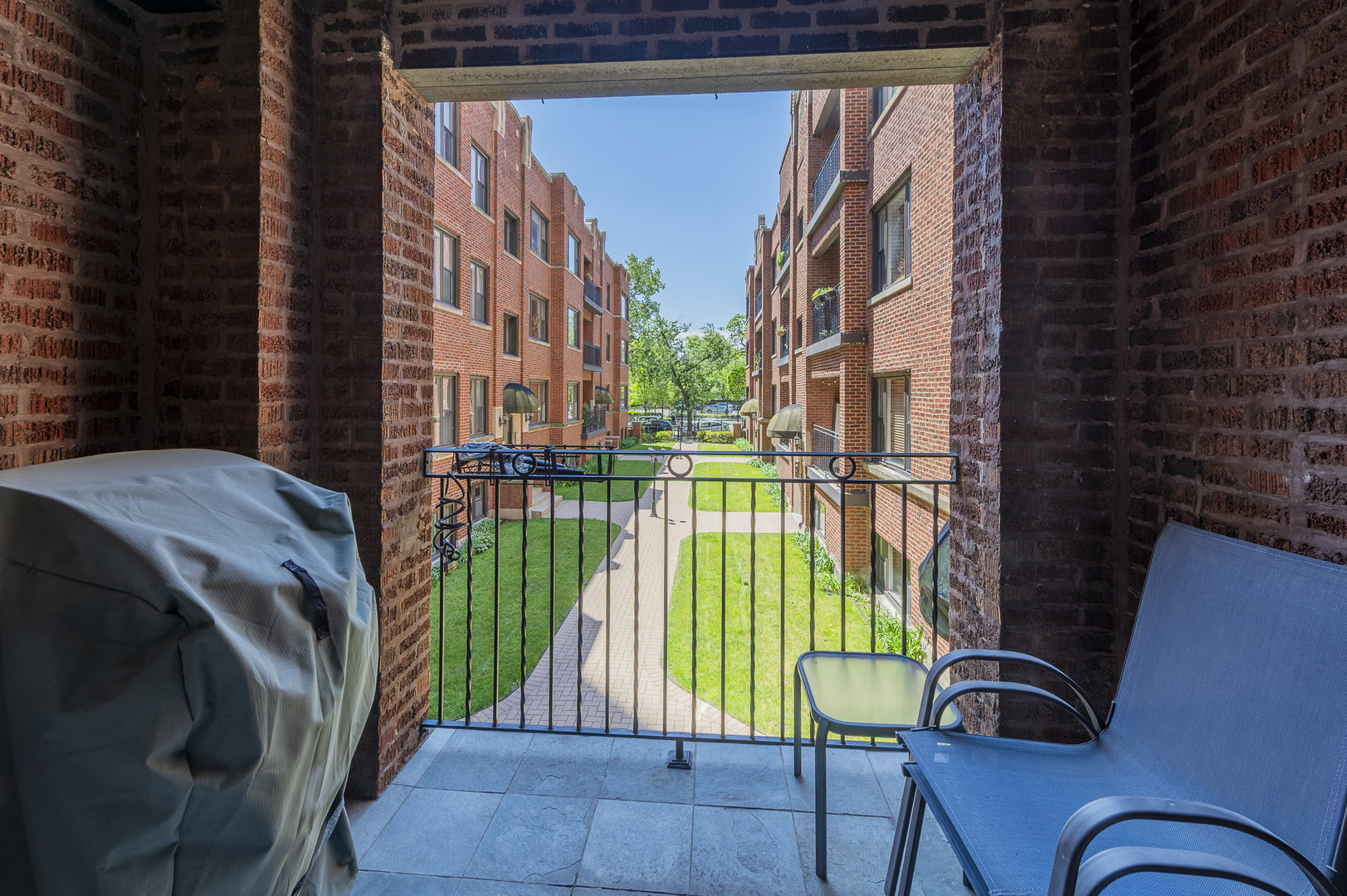 906 W Winona Street Unit: 1N