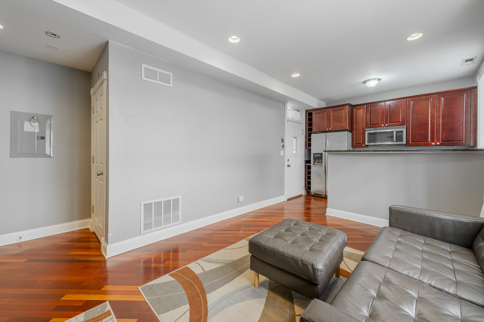 906 W Winona Street Unit: 1N