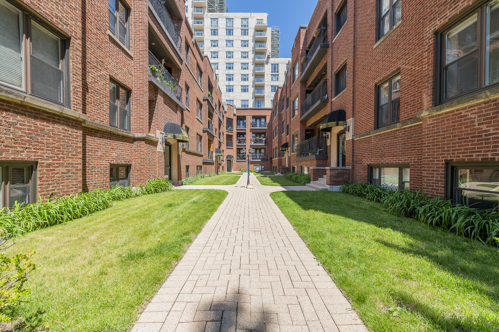 906 W Winona Street Unit: 1N