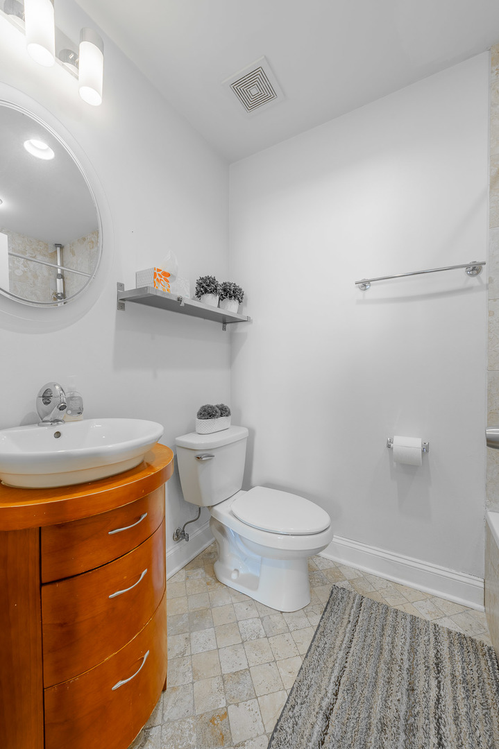 906 W Winona Street Unit: 1N