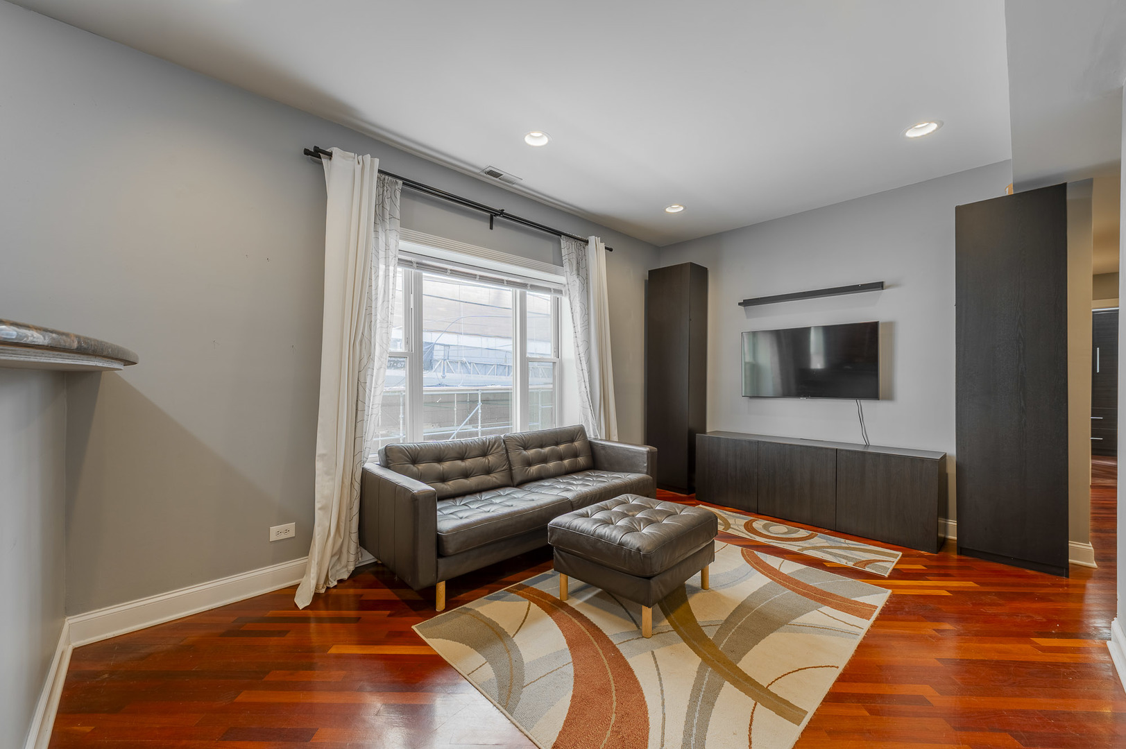 906 W Winona Street Unit: 1N
