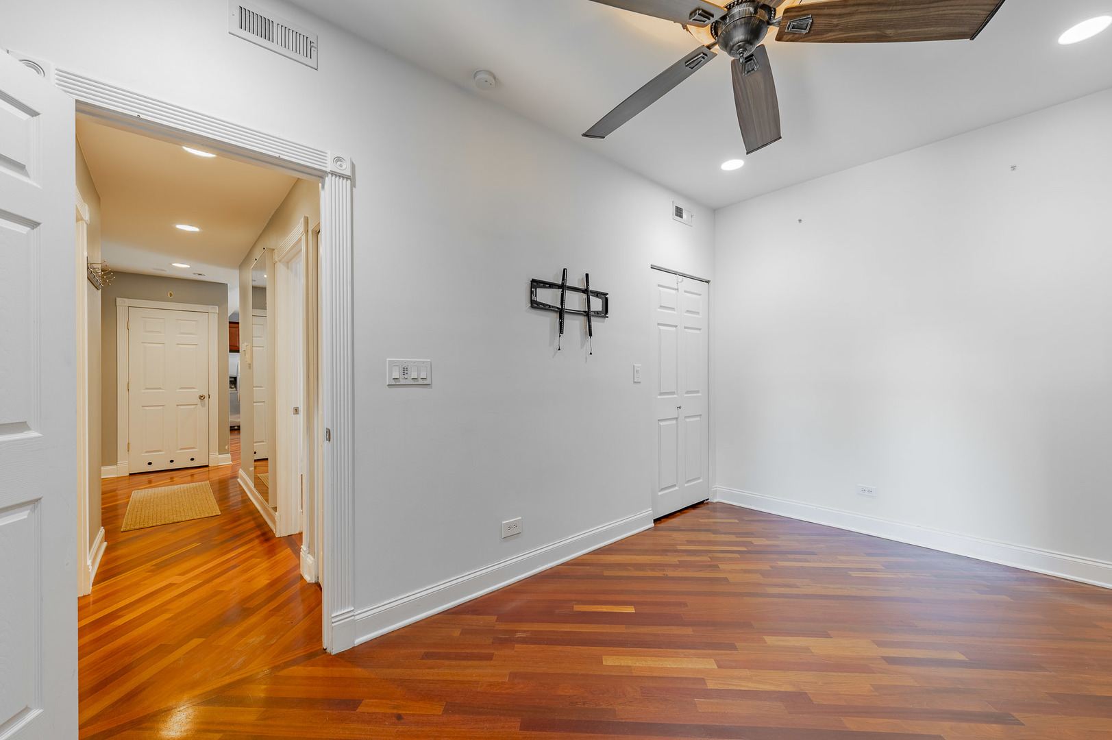 906 W Winona Street Unit: 1N
