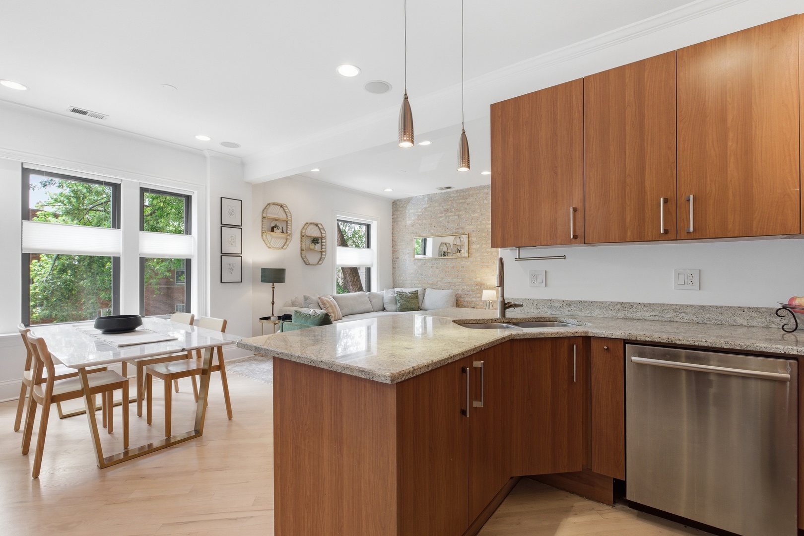 1700 W Summerdale Avenue Unit: 2