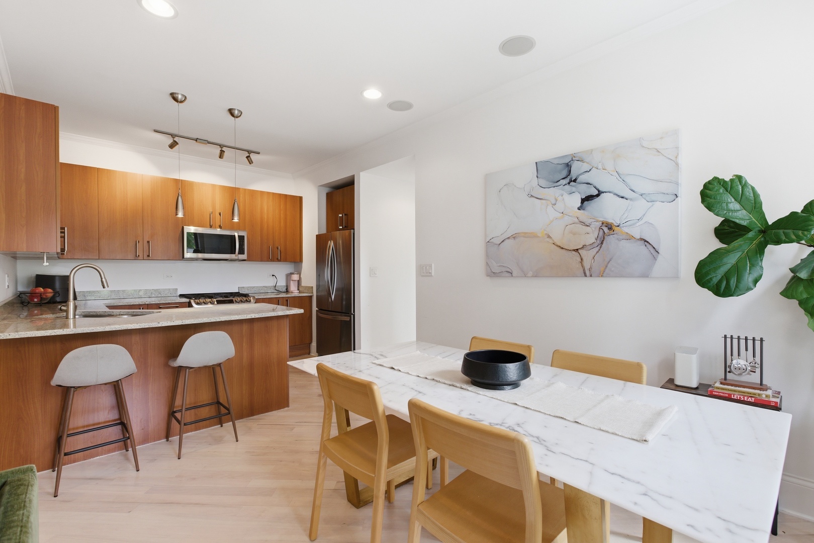 1700 W Summerdale Avenue Unit: 2