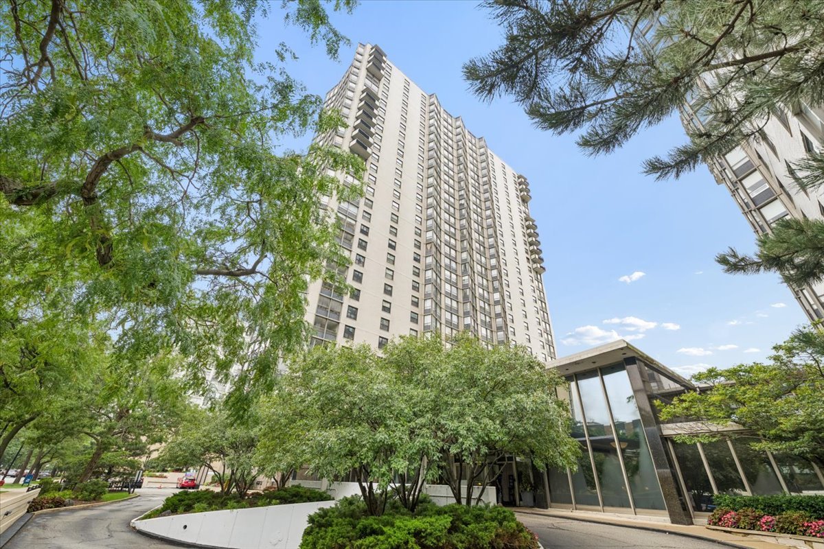 5701 N Sheridan Road Unit: 12B