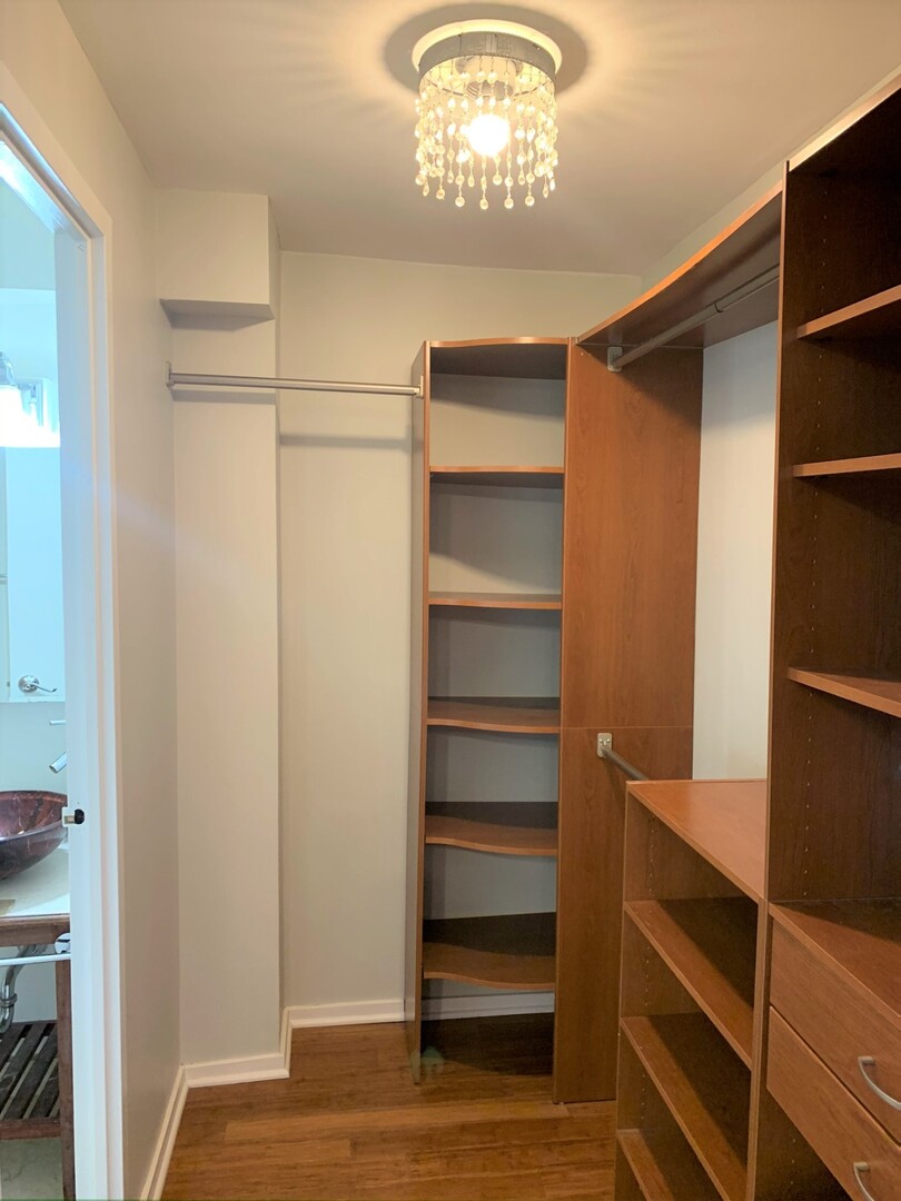 4343 N CLARENDON Avenue Unit: 1711