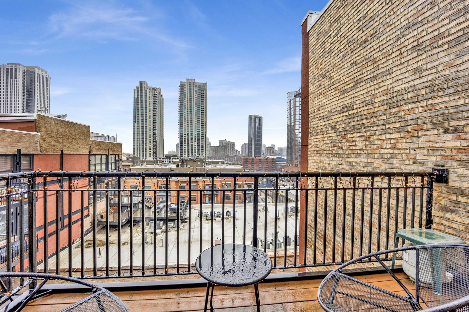 226 N Clinton Street Unit: 723