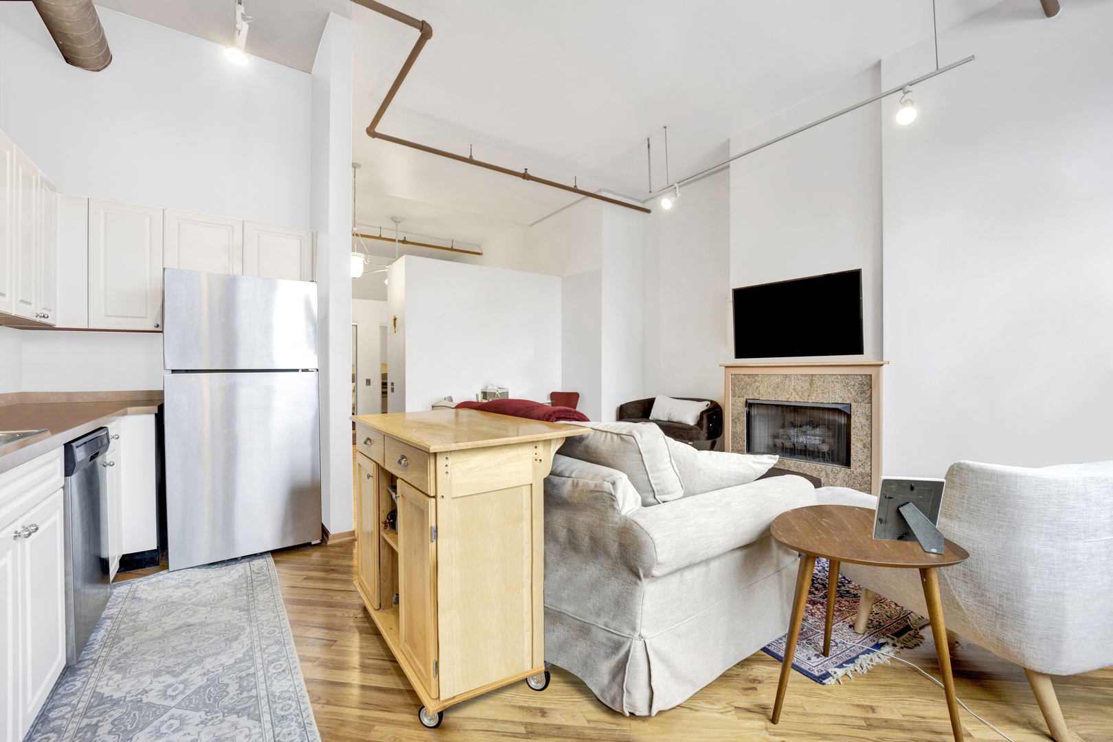 226 N Clinton Street Unit: 723
