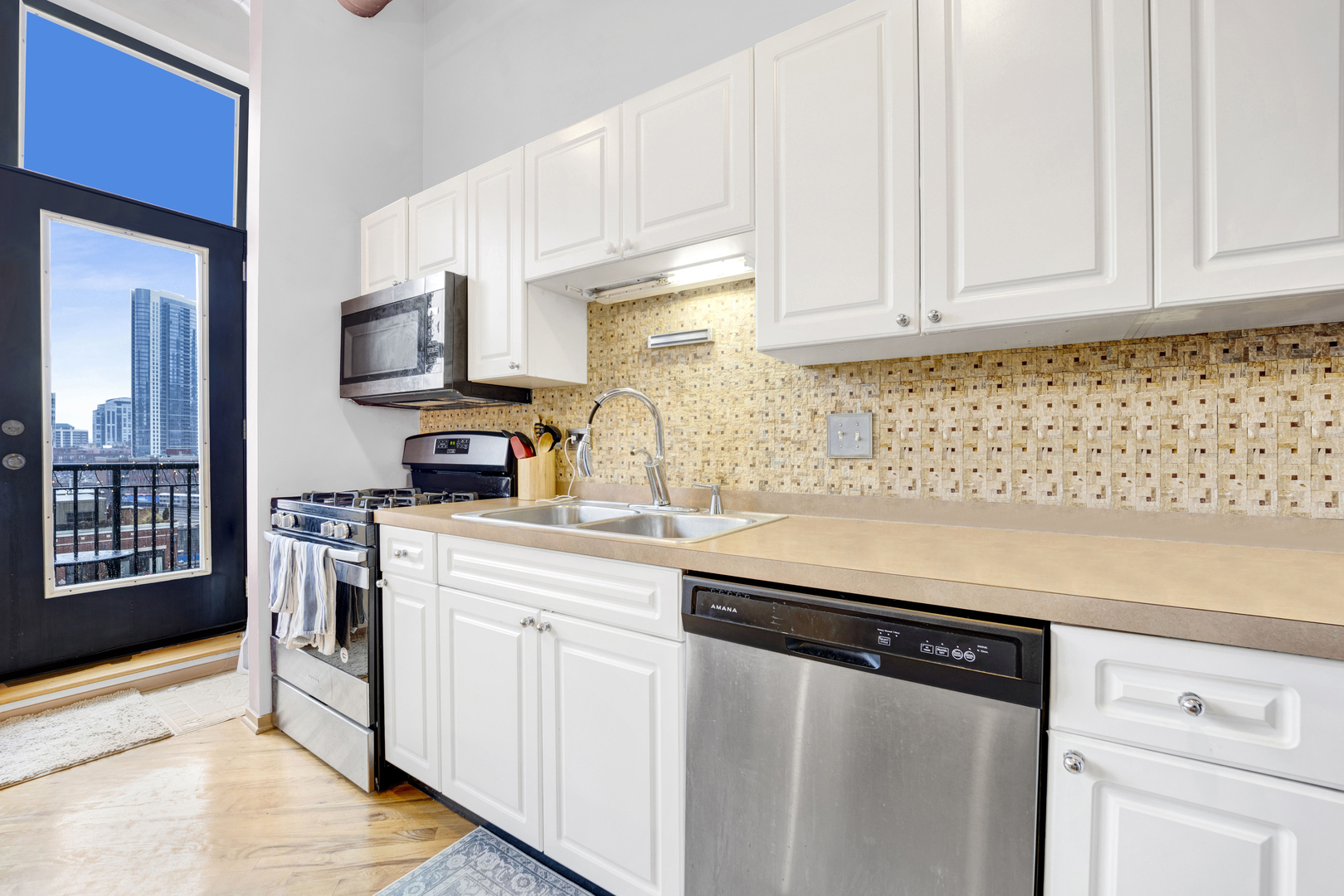 226 N Clinton Street Unit: 723