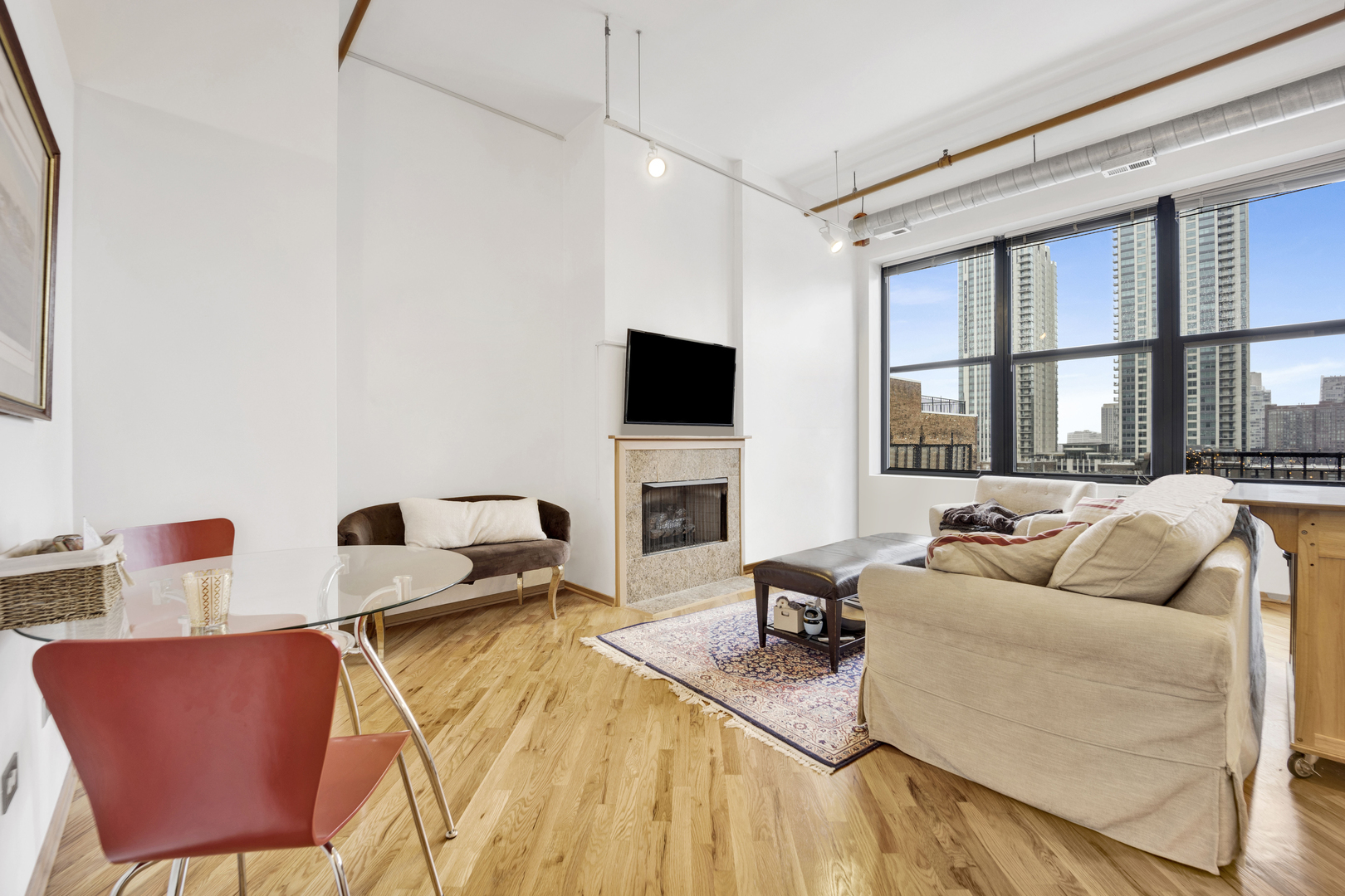 226 N Clinton Street Unit: 723