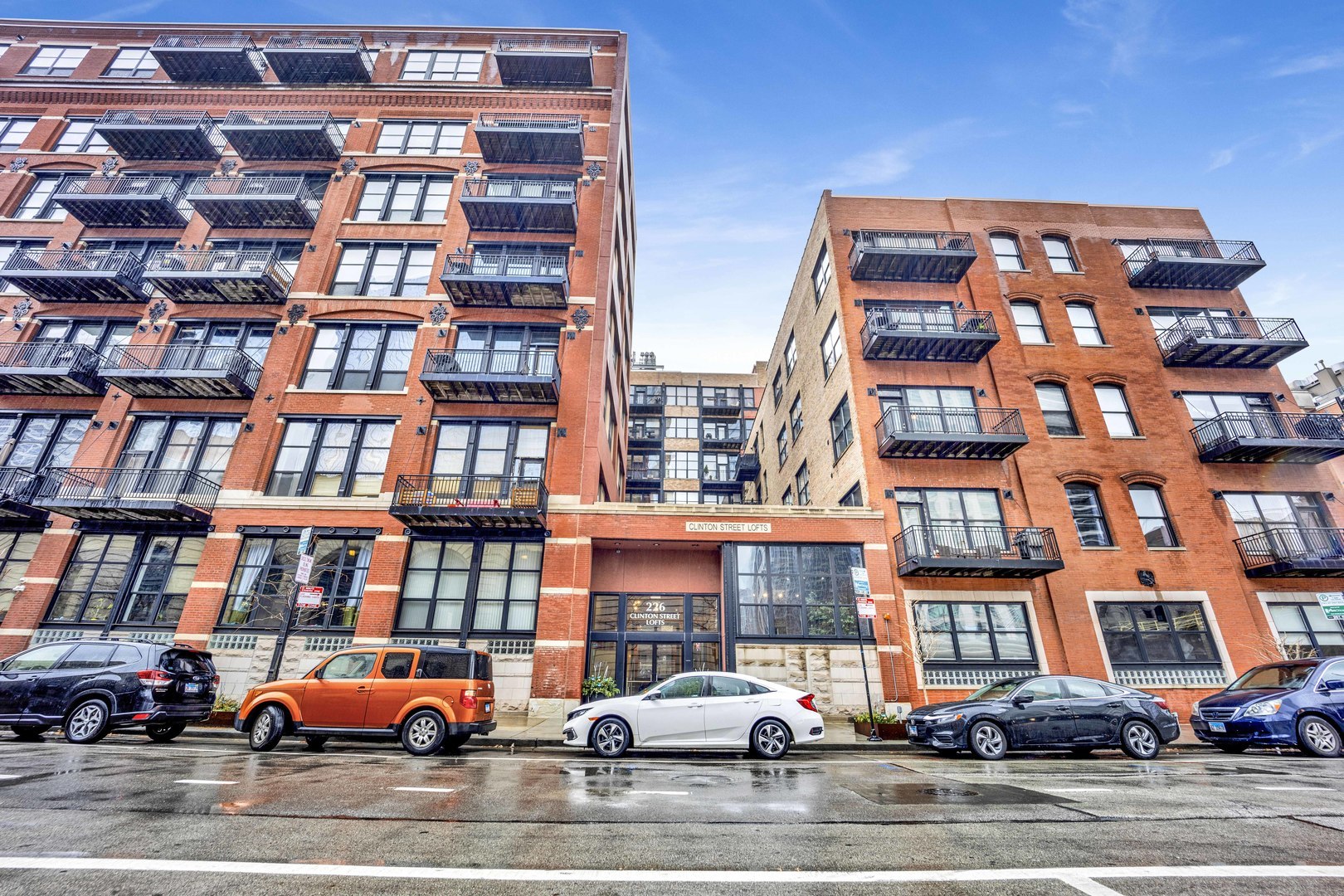 226 N Clinton Street Unit: 723