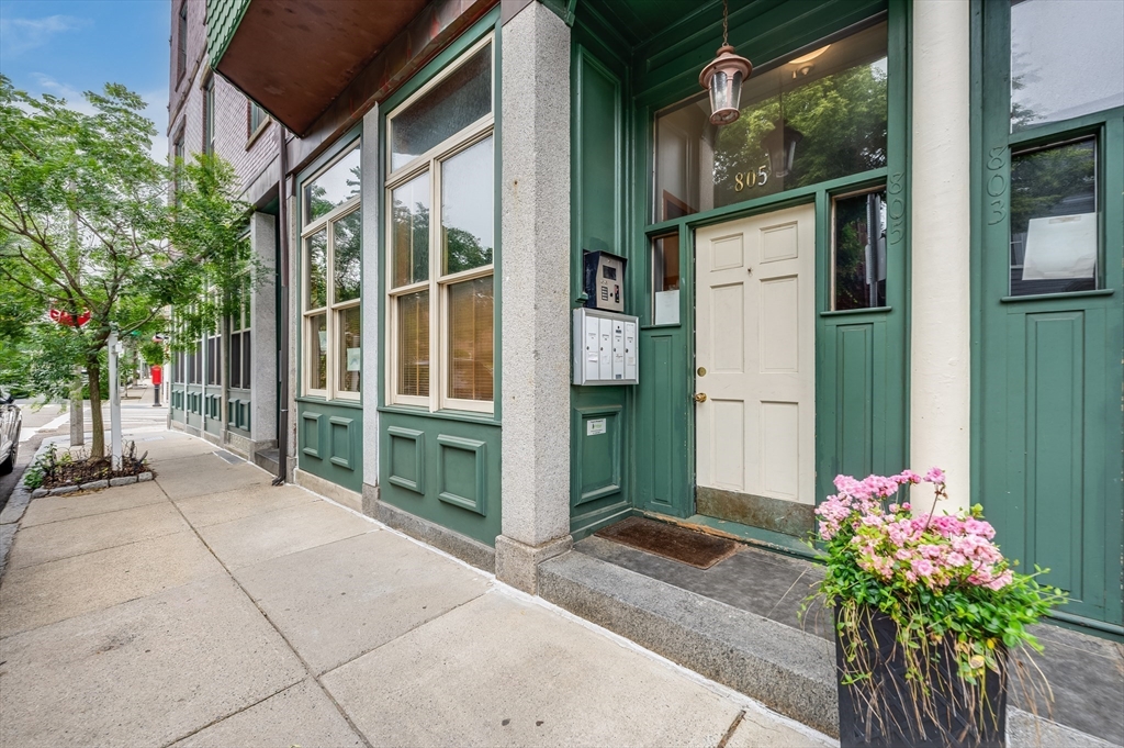 805 E 4th St # 2