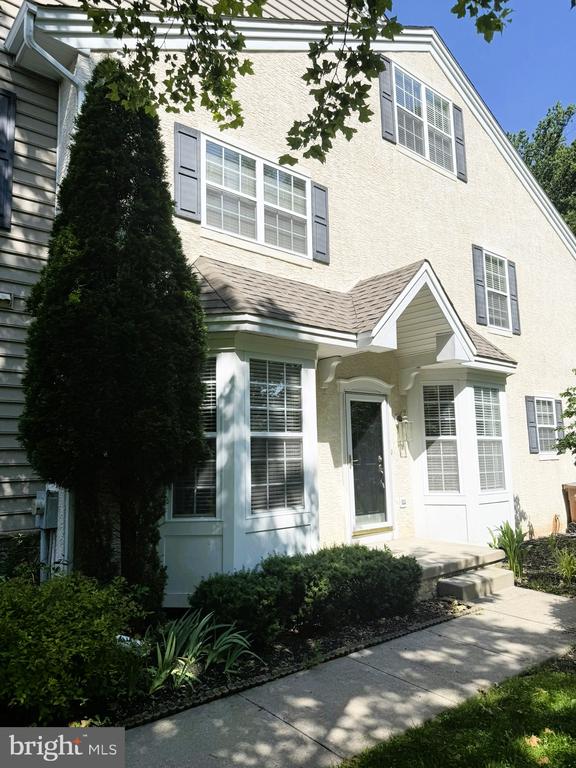 82 BRECKNOCK COURT