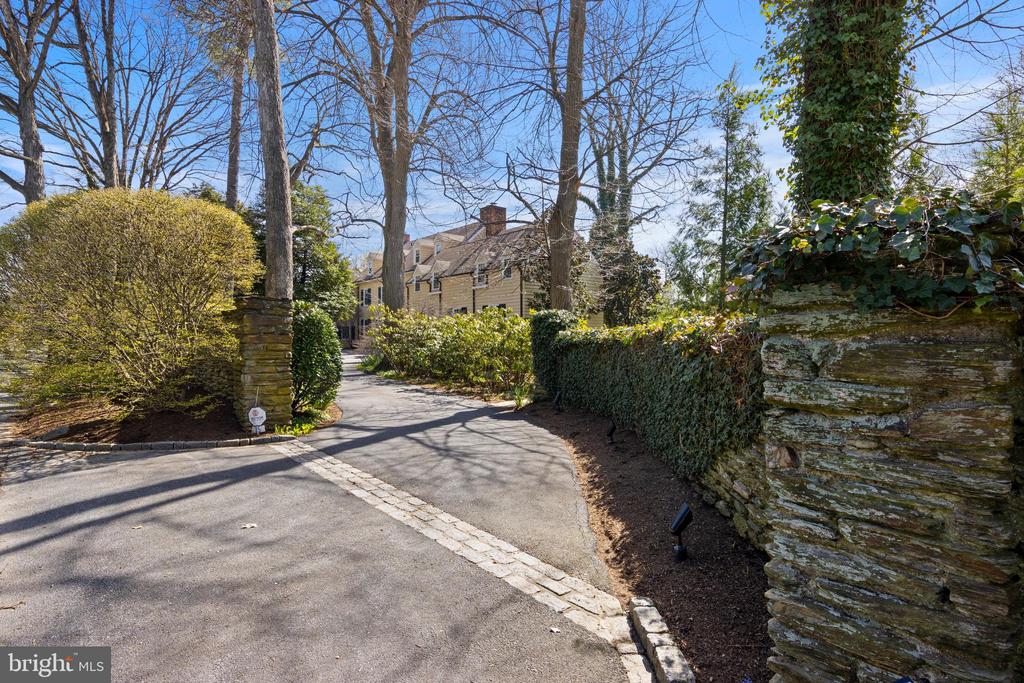 35 DEEPDALE ROAD