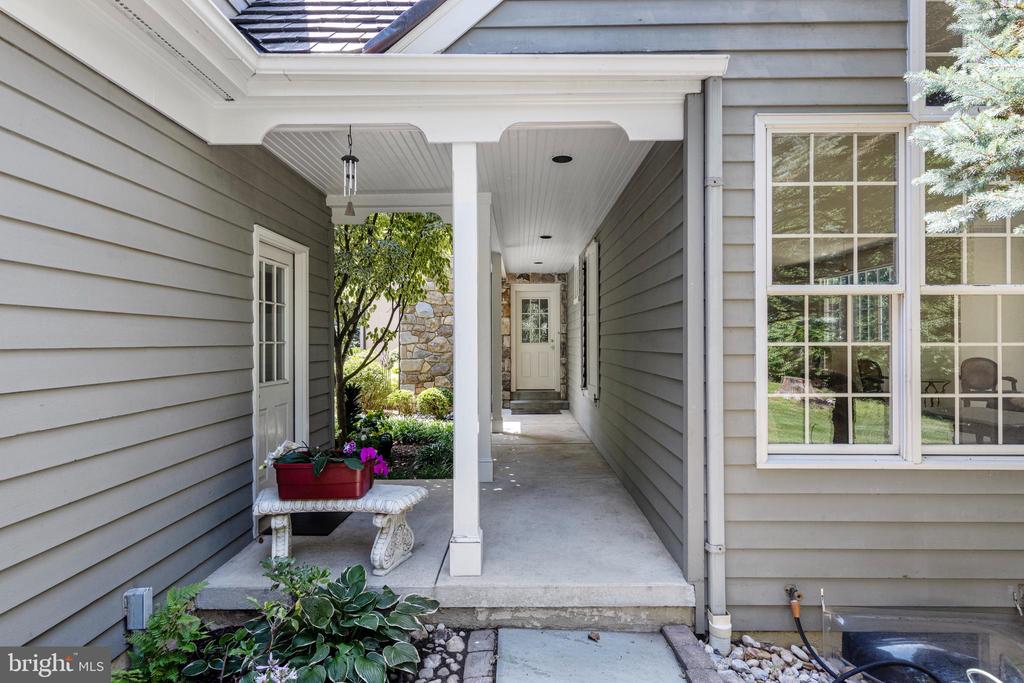 1285 FARM ROAD