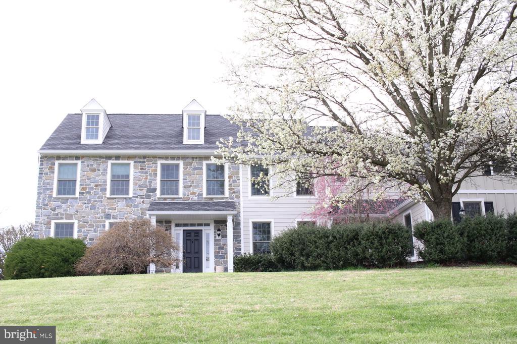 825 BAINBRIDGE DRIVE