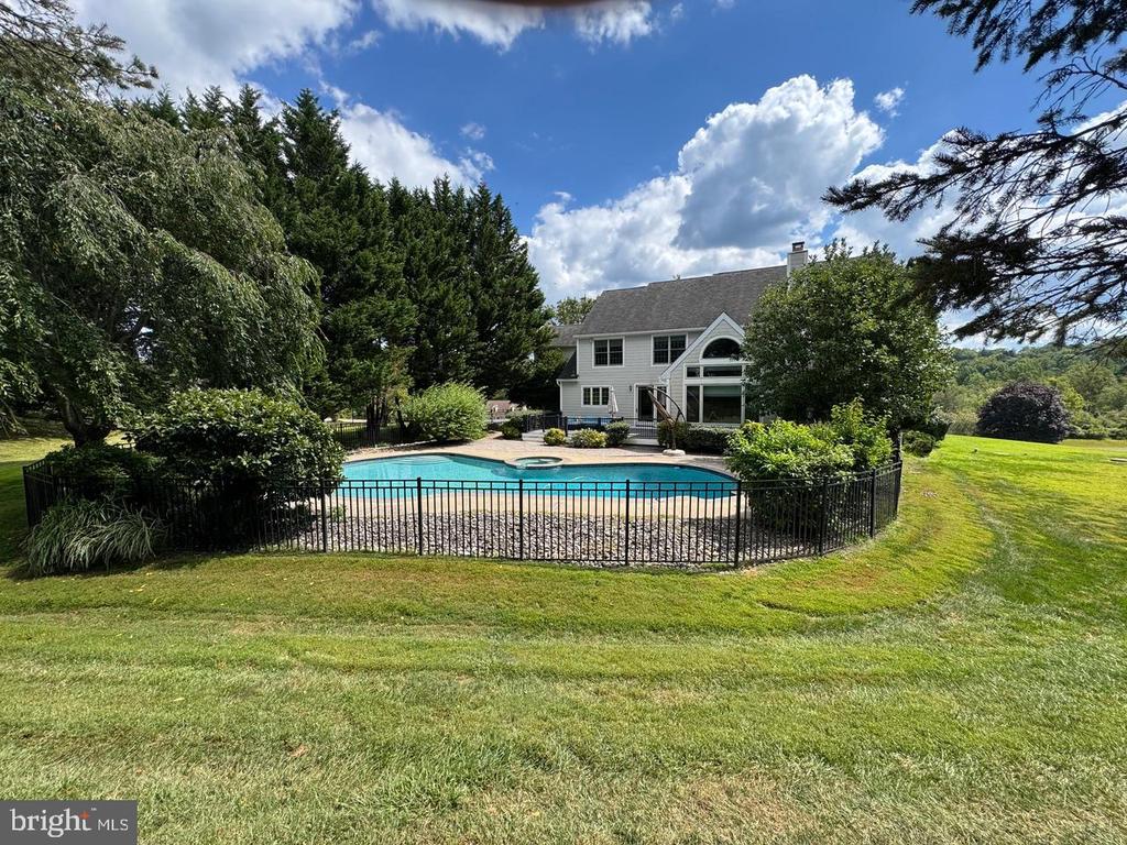 825 BAINBRIDGE DRIVE